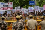 नई दिल्ली के जंतर-मंतर पर पेपर लीक के खिलाफ प्रदर्शन करते हुए छात्र और पुलिस की बैरिकेडिंग।