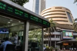 बॉम्बे स्टॉक एक्सचेंज (BSE) की इमारत और शेयर बाजार की डिजिटल स्क्रीन का दृश्य।